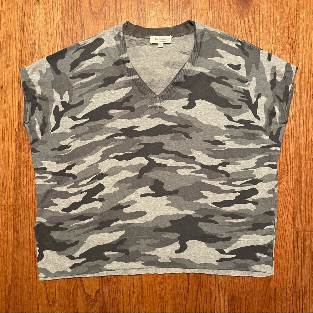 Two by Vince Camuto gray camo V neck top size M